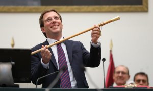 José Luis Martínez Almeida, con el bastón de mando tras ser elegido alcalde de Madrid. AYUNTAMIENTO DE MADRID