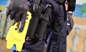 Un agente de los Mossos con una pistola Taser. EUROPA PRESS