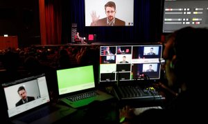 Edward Snowden presenta su libro desde Moscú mediante videoconferencia en Berlín. Reuters