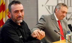 Javi Martínez, padre del niño Xavier asesinado en Las Ramblas, junto al asesor de la UAVAT que atiende a víctimas del terrorismo Robert Manrique (d). | TONI ALBIR / EFE