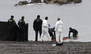 Labores de rescate de uno de los fallecidos en la tragedia del Tarajal, en Ceuta. / EFE