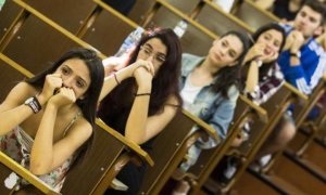 Estudiantes en la Universidad de Barcelona esperan para examinarse de Selectividad.- EFE