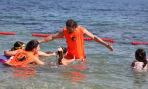 Un momento de una de las clases de natación con los niños de Pikpa. - C.B / Cedida