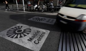 Una furgoneta entra dentro del perímetro de Madrid Central./EFE