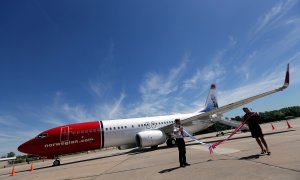 Un avión de la aerolínea Norwegian permanece en el aeropuerto de Buenos Aires, Argentina. REUTERS/Marcos Brindicci