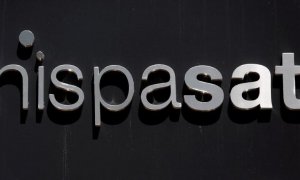 El logo de Hispasat en las afueras de su sede en Madrid. REUTERS/Sergio Perez