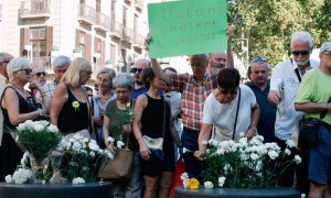 Un familiar de una víctima del atentado de Las Ramblas muestra la pancarta "Queremos saber la verdad" durante el homenaje del segundo aniversario del 17A, en agosto pasado. | RTVE