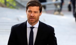 09/10/2019.- El exfutbolista español Xabi Alonso llega a la Audiencia Provincial de Madrid (España), este miércoles, para asistir a la sesión de su juicio por supuesto fraude fiscal en los ejercicios 2010, 2011 y 2012. EFE/J.J. Guillen