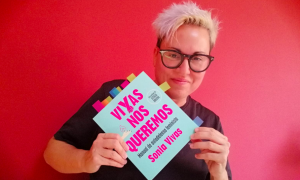 Sonia Vivas con su libro Vivas nos queremos. Manual de autodefensa feminista