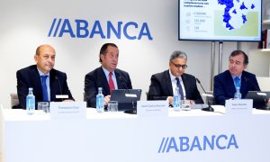 El consejero ejecutivo y el presidente ejecutivo de Caixa Geral de Depositos, Francisco Cary (i) y Paulo Macedo (2d) y el presidente y el consejero delegado de Abanca, Juan Carlos Escotet (2i) y Francisco Botas (d), respectivamente, durante la presentació