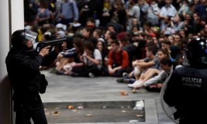 14/10/2019.- Policías antidisturbios ante los manifestantes que se han concentrado en el aeropuerto del Prat de Barcelona tras la llamada de la plataforma Tsunami Democràtic para paralizar la actividad del aeropuerto, en protesta por la condena a los líde