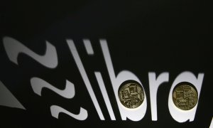 La sombra de un logotipo de Libra, la criptomoneda de Facebook, impreso en 3D. REUTERS / Dado Ruvic