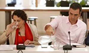 El presidente del Gobierno, Pedro Sánchez, y la ministra de Trabajo, Magdalena Valerio, en una reunión con organizaciones de autónomos. EFE