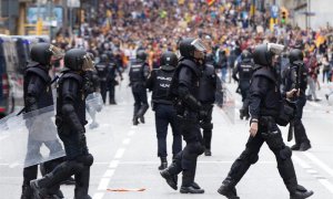 Agentes antidisturbios durante las protestas que se están produciendo ante la comisaria de la Policía Nacional de Via Laietana, en Barcelona. (ENRIC FONTCUBERTA | EFE)