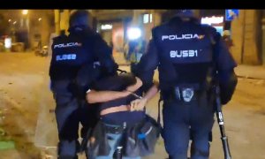 Momento en el que dos Mossos se llevan detenido al fotoperiodista Albert García.