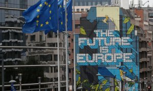 Banderas de la Unión Europea ondean cerca de la sede de la Comisión Europea en Bruselas. REUTERS/Yves Herman