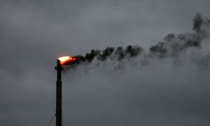 El humo se mezcla con las nubes en una refinería de petróleo en Texas./Reuters