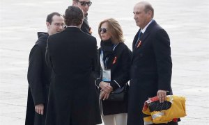 24-10-2019.- El nieto mayor del dictador, Francisco Franco Martínez-Bordiú, conocido como 'Francis Franco', accede a la Basílica del Valle de los Caídos con la bandera preconstitucional en la mano. EUROPA PRESS