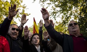 Cerca de 200 personas han acudido a Mingorrubio a rendir homenaje al dictador y a protestar por su exhumación del Valle de los Caídos.- JAIRO VARGAS