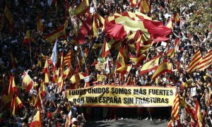 Milers de persones es manifesten pel centre de Barcelona convocats per Societat Civil Catalana per demanar la fi del procés independentista. EFE/Jesús Diges