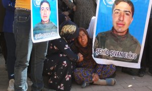 Imagen de dos mujeres kurdas llorando la muerte de un soldado de las milicias./ Karlos Zurutuza.