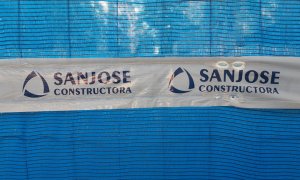 El logo de la constructora San José en una obra en Madrid. PÚBLICO