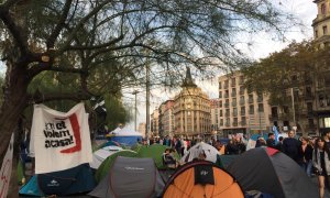 Desenes de tendes que formen part de l'Acampada de la Generació 14 d'octubre.