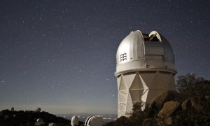 Vista nocturna del telescopio Mayall, en el que se ha instalado DESI./P. MARENFELD & NOAO/AURA/NSF