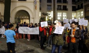 Veïns de Badalona protesten a l'exterior de l'Ajuntament contra la pretensió del fons Lazora d'incrementar-los el lloguer.