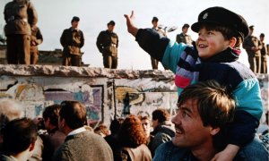 Imagen del 9 de noviembre de 1989, cuando el Muro de Berlín levantó las fronteras, lo que supuso la caída de la RDA y el principio del final de la Guerra Fría.