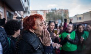 Carmen Arnedo agradece a los vecinos y activistas el apoyo que ha permitido paralizar si fecha su desahucio en Alcorcón.-JAIRO VARGAS