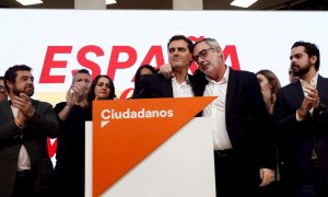 El líder de Ciudadanos, Albert Rivera (c), y el secretario general, José Manuel Villegas (2-d), durante la valoración de las elecciones del 10-N. EFE/Mariscal