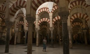 Una turista visita la Mezquita de Córdoba. AFP/Jorge Guerrero