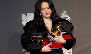 Rosalía posa con alguno de sus premios. (EFE)