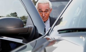 06/11/2019 - Roger Stone, ex asesor de campaña del presidente de los Estados Unidos, Donald Trump, sale del Tribunal de Distrito de los Estados Unidos después del segundo día de su juicio penal en Washington, Estados Unidos, el 6 de noviembre de 2019. REU