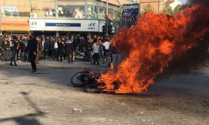 Protestas en Irán por la subida del precio de la gasolina. / AFP