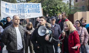 Melisa Dominguez, líder del colectivo neonazi Hogar Social, durante la protesta contra los menores migrantes y por la seguridad en Hortaleza.- JAIRO VARGAS