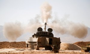 Un miembro de Hezbolá reacciona mientras dispara un arma en el oeste de Qalamoun, Siria. REUTERS / Omar Sanadiki