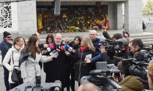 Juan Chicharro, presidente de la Fundación Nacional Francisco Franco atiende a los medios a escasos metros de la tumba de Franco.- FERNANDO SÁNCHEZ