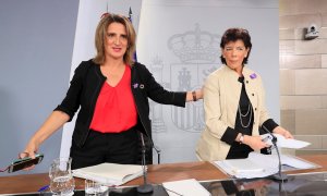 La ministra española en funciones para la Transición Ecológica, Teresa Ribera (i) y la portavoz del gobierno en funciones, Isabel Celaá al comienzo de la rueda de prensa tras el Consejo de Ministros. EFE/Fernando Alvarado