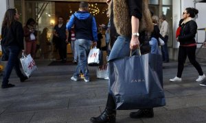 Una mujer con una bolsa de Zara, la principal enseña de Inditex, por el centro de Madrid. REUTERS/Susana Vera