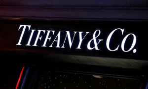 El logotipo de Tiffany, en una tienda en París. REUTERS/Gonzalo Fuentes