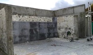 Algunas placas con los nombres de las cerca de 3.000 víctimas del franquismo ya han sido arrancadas. / Memoria y Libertad