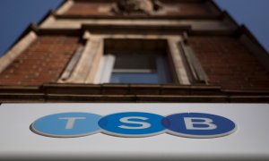 El logo de TSB, en una sucursal del banco en el centro de Londres. REUTERS/Neil Hall