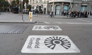 Señales en el asfalto que indican una zona afectada por Madrid Central. / Ayuntamiento de Madrid.