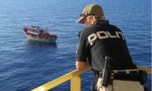 Vigilància de barco ple de migrants. Centre Delàs