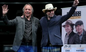 Los artistas españoles, Joan Manuel Serrat (i) y Joaquín Sabina (d), participan en una conferencia de prensa este miércoles, en Ciudad de México. EFE/Mario Guzmán