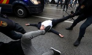 Agentes de la Policía Nacional arrastran a varios de los concentrados en un colegio electoral de Barcelona durante la jornada del referéndum del 1 de octubre de 2017. REUTERS/Susana Vera