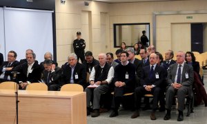 El antiguo presidente del grupo Pescanova Manuel Fernández de Sousa (d), junto a los máximos responsables de la empresa entre 2009 y 2013, en el banquillo de la Audiencia Nacional en San Fernando de Henares (Madrid). EFE/Fernando Alvarado