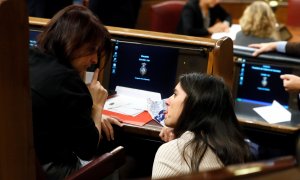 La diputada de Unidas Podemos Irene Montero  conversa con la diputada del PSOE Adriana Lastra, durante la sesión constitutiva de la Cámara Baja. EFE/Ballesteros